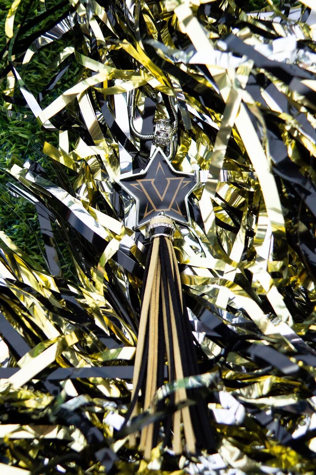 Star-shaped pendant with tassel on pom-poms.